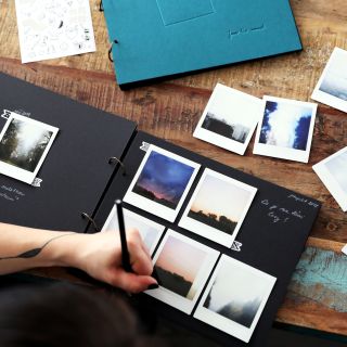 Podzim je ideální čas na vytváření fotoalb, nemyslíte?🍂Venku je sychravo, vy jste schovaný doma s dobrým čajem, možná...