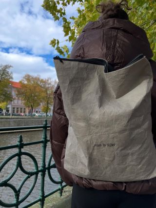 Papírový batoh? To zní trochu netradičně, ale to nás na tom baví.✨ Náš _EKO batoh je vyrobený z celulózy a vejde se do něj...